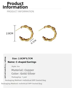 Detailed size specifications for gold C-shaped geometric metal earrings with 2.8cm height