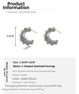 Détail des boucles d'oreilles en C dentelées avec dimensions 3,0x1,6cm et fini métal