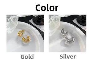 Vue détaillée des boucles d'oreilles créoles dentelées en C, finitions or et argent