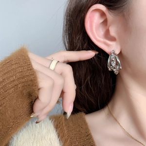 Boucles d'oreilles créoles en C argentées avec clous punk et design industriel
