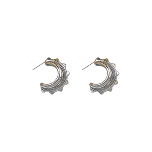 Boucles d'oreilles créoles C argentées minimalistes avec texture dentelée sur fond blanc