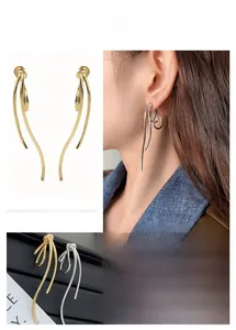 Detail von eleganten 18k vergoldeten Knotenschleifen-Ohrringen mit Glanz-Finish