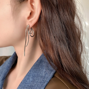 Moderne minimalistische silberne Ohrringe mit unregelmäßig geschwungenen Metalllinien