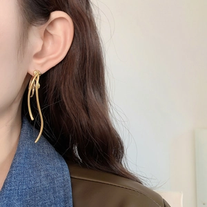 Französische Vintage-Ohrringe mit 18 Karat Vergoldung und Knotendesign am Model getragen