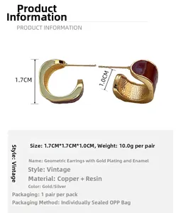 Detailansicht quadratischer Emaille-Ohrringe mit Maßen 1.7cm und vergoldeter Messingoberfläche