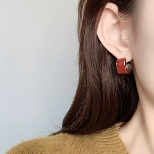 Vintage-C-Ohrringe mit roter Emaille und Goldbeschichtung in der Seitenansicht am Model