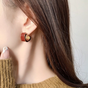 Rote Emaille-Halbring-Ohrringe im chinesischen Stil mit 18K Goldbeschichtung am Model