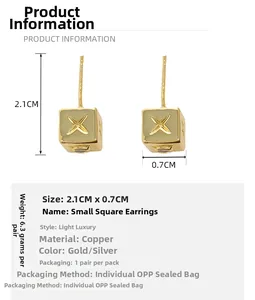Vue détaillée de boucles d'oreilles carrées dorées avec texture en X et dimensions