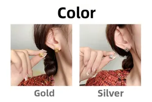 Détails de boucles d'oreilles carrées en or et argent avec incrustation de zircon