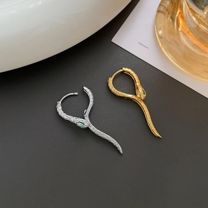 Orecchini a serpente unici con gemme verdi, finiture oro e argento, stile punk moderno