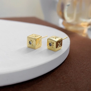 Boucles d'oreilles carrées plaquées or avec gravure étoile croisée et pierre de zircon noir