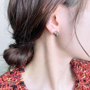 Élégantes boucles d'oreilles carrées en argent avec motif d'étoile portées par femme