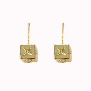 Élégantes boucles d'oreilles carrées dorées avec motif géométrique d'étoile embossé