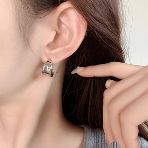 Polished silver C-shaped chunky hoop earrings in brass with elegant minimalist style