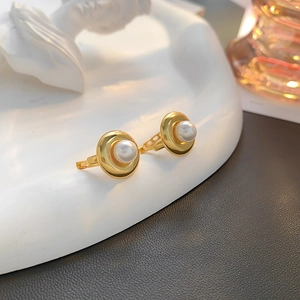 Elegant gold-plated round hoop earrings with pearls in a French vintage minimalist style