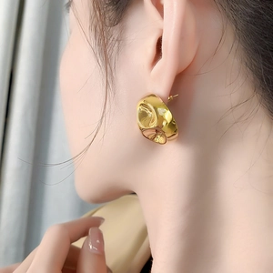 Boucles d'oreilles minimalistes plaquées or 18 carats à design concave et géométrique
