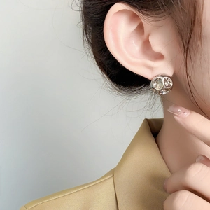 Boucles d'oreilles boules creuses géométriques minimalistes plaquées or 18 carats au design concave