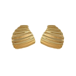 Eleganti orecchini a conchiglia placcati in oro 18K con texture plissettata irregolare
