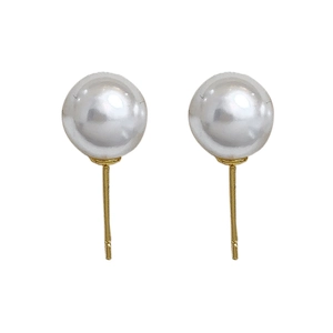 Boucles d'oreilles perles rondes élégantes plaquées or sur un fond blanc minimaliste