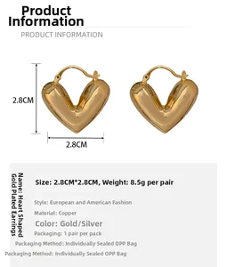 Détail des boucles d'oreilles cœur évidé avec dimensions 2.8x2.8cm et poids de 8.5g