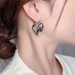 Boucles d'oreilles cœur évidé en argent à la mode avec finition en or 18 carats