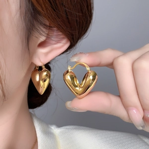 Détail des créoles en forme de cœur plaqué or 18 carats avec mécanisme de fermeture