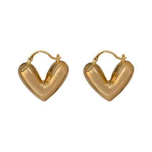 Boucles d'oreilles en V ajourées plaquées or 18 carats avec finition miroir polie
