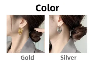 Detailed comparison of U-shaped chain earrings in gold and silver finish on a model