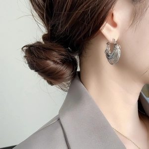 U-shaped chain link earrings in polished silver with a layered spiral texture design