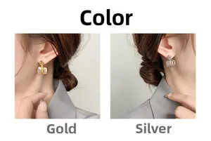 Détails de boucles d'oreilles luxueuses plaquées or avec de grands oxydes de zirconium