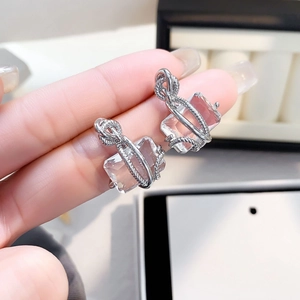 Boucles d'oreilles argentées avec zircone cubique taille émeraude et sertissage torsadé