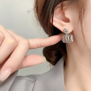 Boucle d'oreille élégante avec grand zircon clair et fil enroulé au fini argent