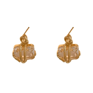 Boucles d'oreilles dorées avec zircon cubique rectangulaire sur fond blanc