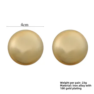Detail der 4 cm großen 18K vergoldeten Rundohrringe mit Maßen und glänzendem Finish