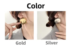 Detaillierter Vergleich der übergroßen Hochglanz-Ohrstecker in Gold und Silber für Damen