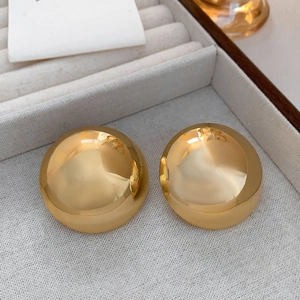 Poliierte goldene Halbkugel-Ohrstecker mit Hochglanz-Spiegel-Finish in einer Schmuckschatulle