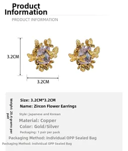 Détail de boucles d'oreilles fleurs dorées de 3,2 cm avec zircon violet et spécifications