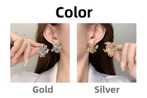 Détail de boucles d'oreilles carrées en zircon violet avec placage en or et en argent