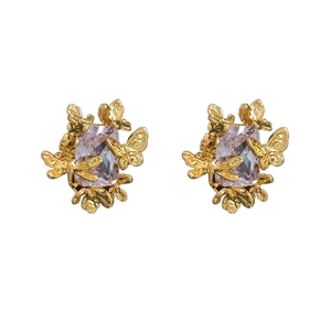 Boucles d'oreilles plaquées or avec zircons violets et motifs papillons en relief