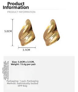Dettaglio di grandi orecchini geometrici placcati oro 18K con dimensioni di 5x3cm