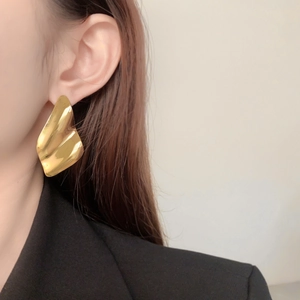 Orecchini a onde irregolari placcati in oro dal design geometrico lucido e chic