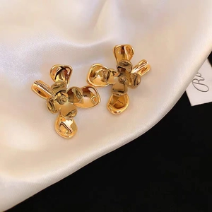 Elegant gold flower stud earrings in high-polish metal with asymmetrical petals