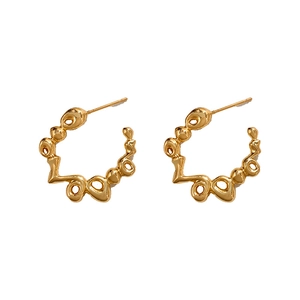 Orecchini minimalisti placcati oro con un design geometrico irregolare e moderno