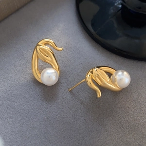 Detailed close-up of swan-shaped pearl earrings in 18k gold-plated finish with S925 hallmark