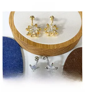 Détail de boucles d'oreilles en zircone de forme étoile en finitions or et argent