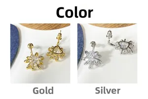 Détail de boucles d'oreilles cœur en zircone montrées en finitions or et argent