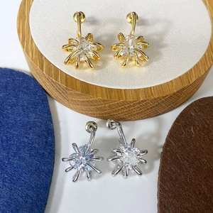 Boucles d'oreilles cœur élégantes en or et argent avec zircons étincelants et cristaux