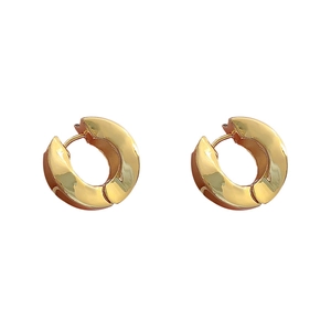 Boucles d'oreilles créoles géométriques dorées polies avec finition brillante sur fond blanc