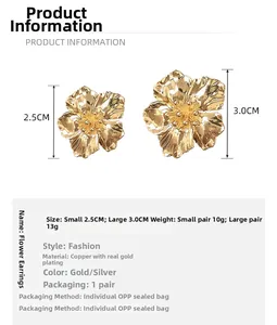 Vue détaillée des boucles d'oreilles fleur montrant les tailles 2,5 cm et 3,0 cm en or