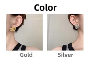 Vue détaillée de boucles d'oreilles fleurs en finitions or et argent polies